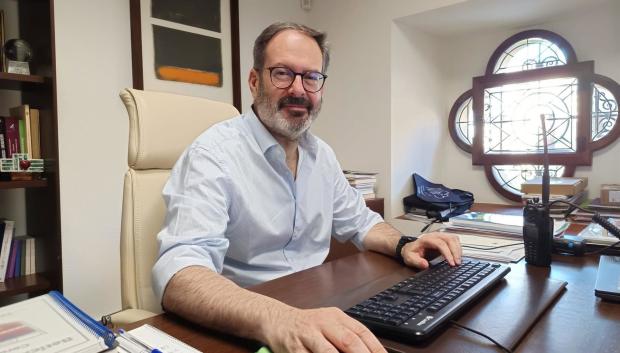 El delegado del Gobierno andaluz en Córdoba, Adolfo Molina, trabajando en su despacho.