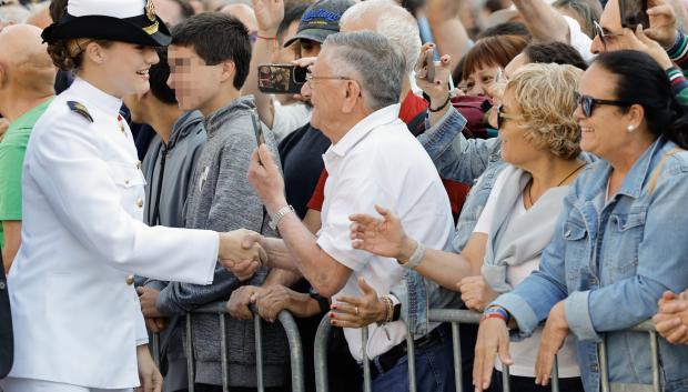 SANTIAGO DE COMPOSTELA, 14/07/2025.- La princesa Leonor, que recibe este lunes la Medalla de Oro de Galicia, la mayor distinción que otorga la Xunta en un acto celebrado en el Hostal dos Reis Católicos, en Santiago de Compostela, saluda a las personas congregadas. EFE/ Lavandeira