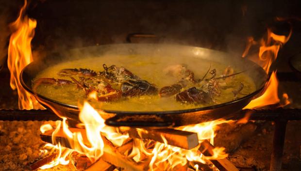 Imagen de un arroz de leña en Casa Carmela