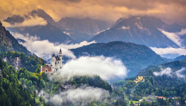 El castillo de Neuschwanstein se incrusta en los Alpes de Baviera.