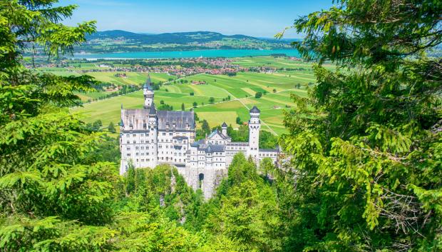 El castillo de Neuschwanstein sobre el pueblo de Hohenschwangau, en el suroeste de Baviera (Alemania).