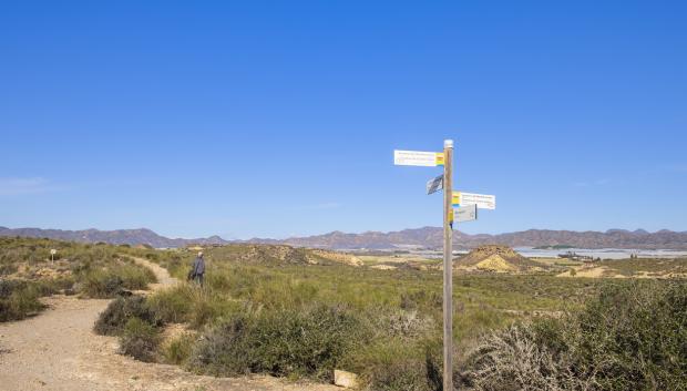 Sendero en el espacio protegido de Cuatro Calas.