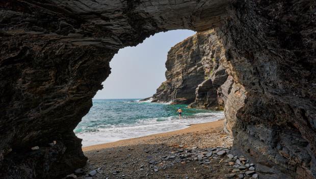 Cueva junto al mar en el murciano Parque de Calblanque.