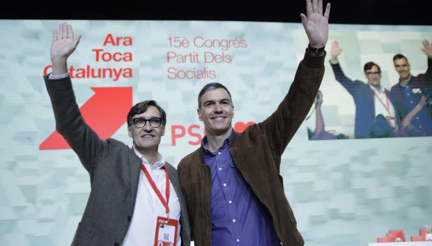 El secretario general del PSOE y presidente del Gobierno, Pedro Sánchez (d), y el presidente de la Generalitat, Salvador Illa (i)