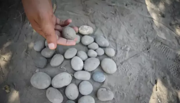 Proyectiles de honda de 3.500 años de antigüedad desenterrados frente a la estructura del palacio de la Fase 6 de Troya