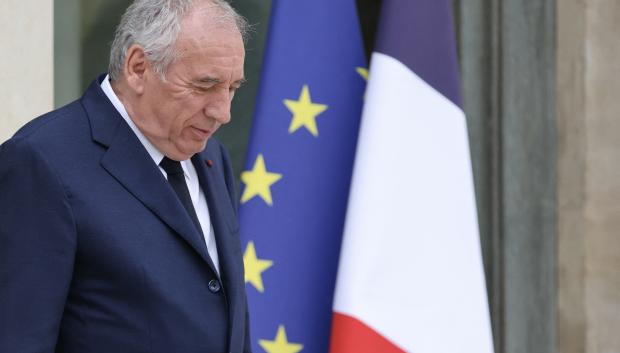 Bayrou camina cabizbajo