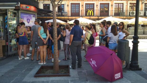 Guía de turismo iniciando un Free Tour en la Plaza de Zocodover con Rutas de Toledo