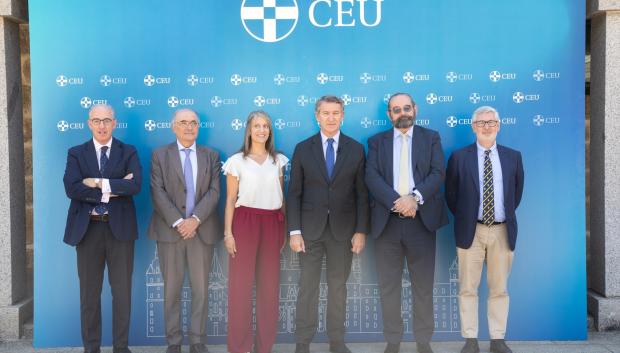 El líder del PP asiste a los cursos de verano CEU-María Cristina