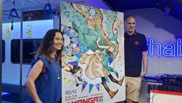 Meritxell Puig y Oriol Estrada posan con el cartel del 31º Manga Barcelona, este jueves