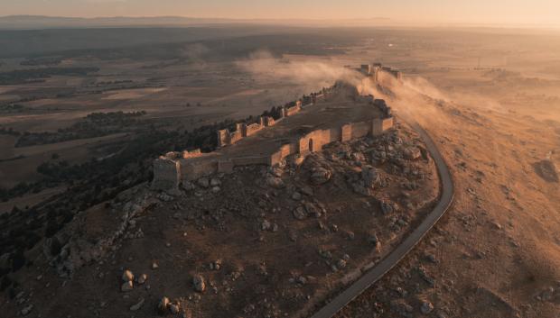 Vista aérea del castillo de Gormaz al amanecer.