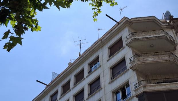 Una fachada de Barcelona con dos pescantes, en el distrito del Eixample