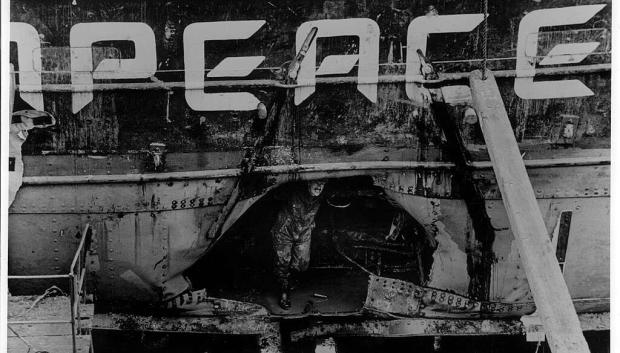 Agujero en la cubierta del Rainbow Warrior