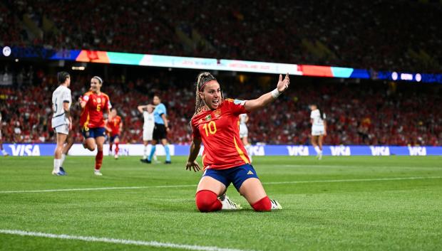 Athenea del Castillo celebra el 1-0 ante Suiza