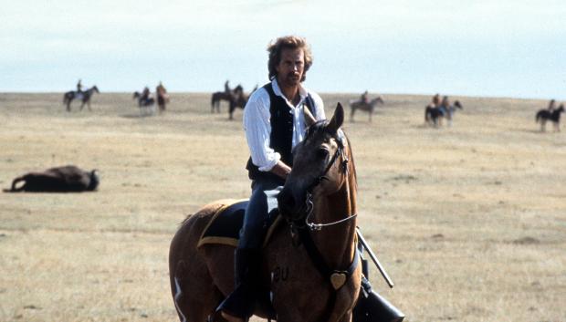 Kevin Costner en Bailando con lobos (1990)