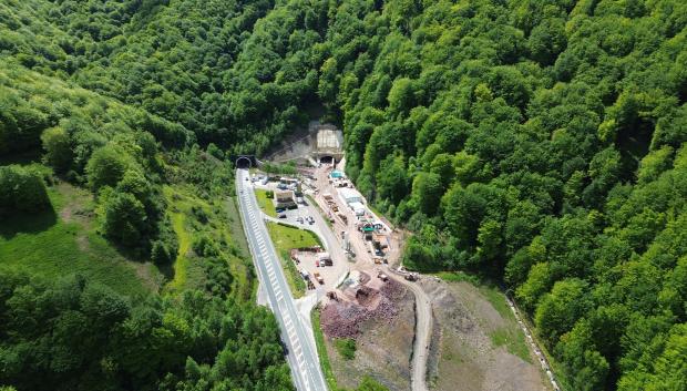 Obras en la boca norte de Belate, junto al túnel ya existente (izda)
