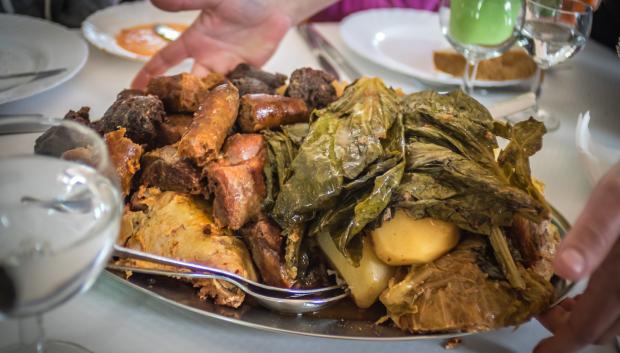 Cocido das Furnas, elaborado en hornos naturales bajo tierra.