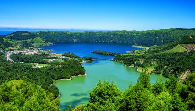 Los lagos Verde y Azul de Sete Cidades.
