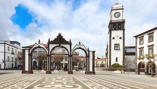 Portas da Cidade, símbolo de Ponta Delgada, la capital de las Azores en la isla de San Miguel.