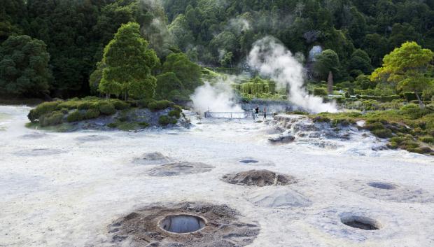 Hornos naturales para cocinar con el calor de las aguas termales del lago Furnas.