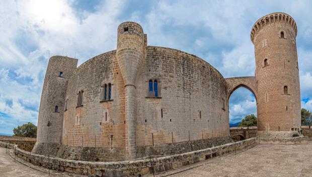 Castillo de Bellver, de estilo gótico circular.