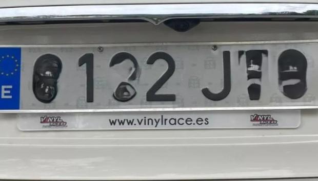 La matrícula trasera con publicidad indica que no es un coche patrulla