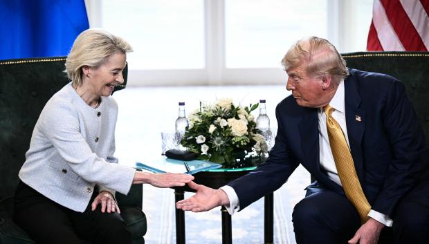 Ursula von der Leyen y el presidente de EE.UU. Donald Trump en Escocia