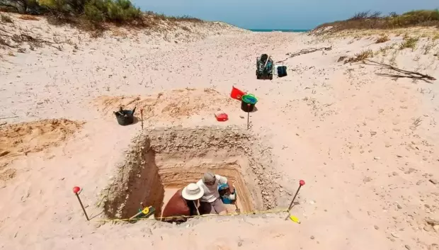 Arqueólogos del CAS abriendo una zanja en Camposoto