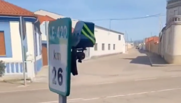 Radar escondido detrás de una señal