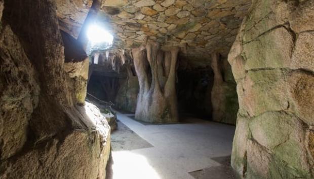 La grutas con las estalactitas de piedra