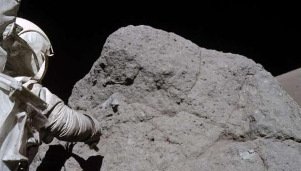 El astronauta del Apolo 17, Harrison H. Schmitt, toma muestras de la roca en la base del Macizo Norte, en el valle Taurus-Littrow. Esta gran roca se desprendió debido a un fuerte terremoto lunar ocurrido hace unos 28,5 millones de años