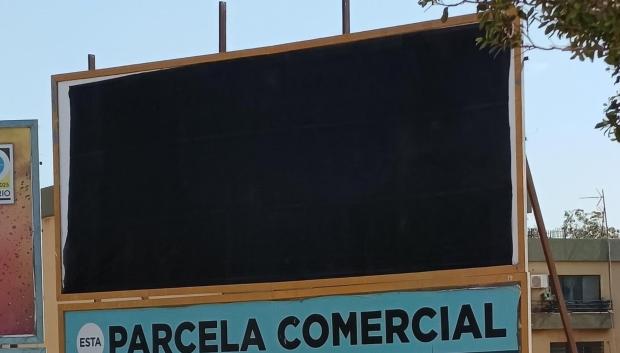 Una de las vallas publicitarias de Vox tapada con una lona negra en El Ejido