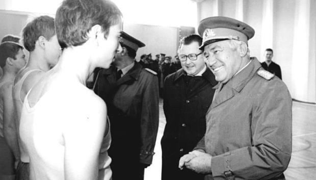 Heinz Hoffmann durante una visita a las tropas en 1982