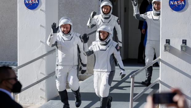 Los astronautas de la NASA Mike Fincke, Zena Cardman, Oleg Platonov, cosmonauta de Roscosmos y Kimiya Yui, astronauta de la JAXA (Agencia de Exploración Aeroespacial de Japón) momentos antes del despegue
