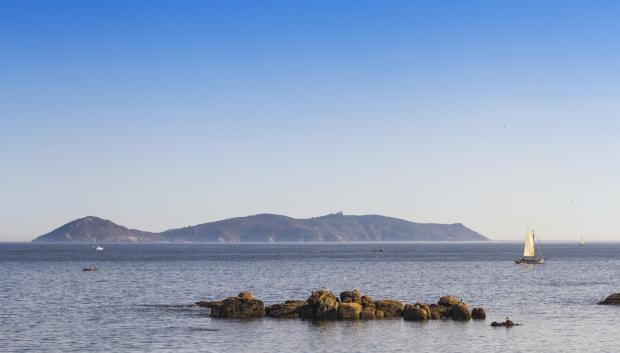 La isla de Ons vista desde la costa de Galicia.