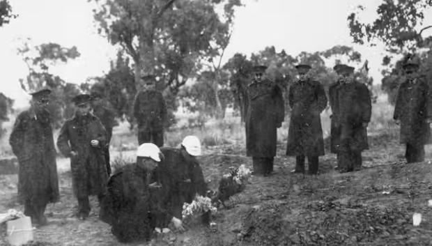 El entierro de algunos de los prisioneros de guerra japoneses que perdieron la vida en la fuga masiva del Campamento B, (la sección japonesa), en el recinto de prisioneros de guerra nº 12 en la madrugada del 5 de agosto de 1944. Monumento Australiano a los Caídos