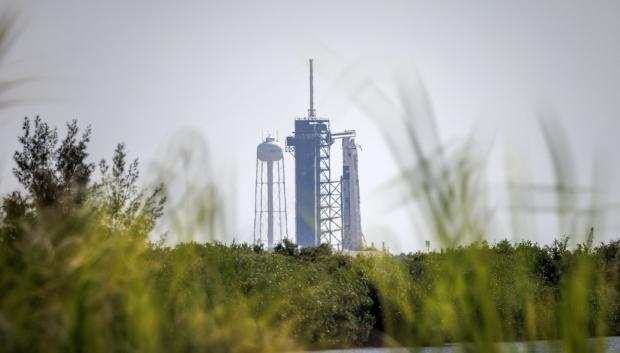 La nave espacial SpaceX Dragon, a bordo de un cohete Falcon 9, que transporta la misión Crew 11 de la NASA, se encuentra acoplada al Complejo de Lanzamiento 39A como parte de los preparativos para su segundo intento de lanzamiento en el Centro Espacial Kennedy en Florida