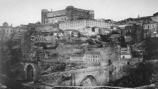 Una de las primeras fotografías de Toledo donde se aprecian aun los daños en el Alcázar (1852)