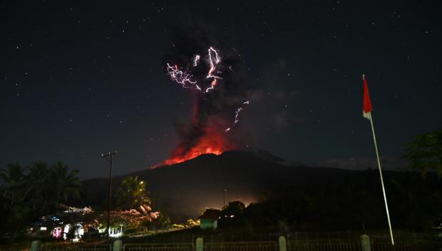 Las autoridades de Indonesia reactivaron este sábado la alerta máxima, de nivel IV, por una nueva erupción del volcán Lewotobi Laki-Laki, en la isla oriental de Flores, donde esta madrugada una columna de cenizas se elevó 18 kilómetros desde el cráter
