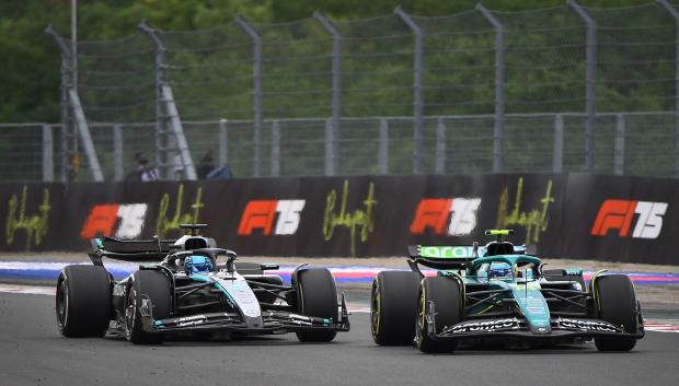 Fernando Alonso pelea con George Russell en la carrera del GP de Hungría