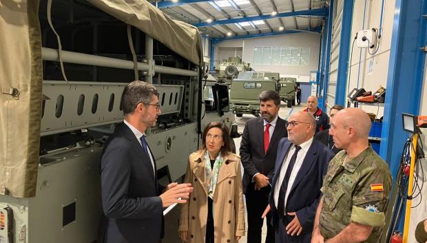 La ministra de Defensa, Margarita Robles, visita las instalaciones de Urovesa, en Valga (Pontevedra)