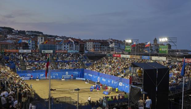 La pista central está ubicada en la Playa de la Ribera de Luanco