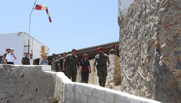 La ministra de Defensa visita los peñones de Vélez de la Gomera y Alhucemas