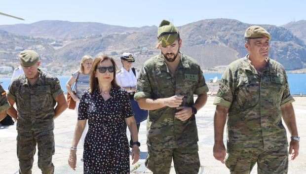 La ministra de Defensa visita los peñones de Vélez de la Gomera y Alhucemas