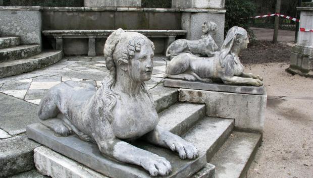 Esfinges en el parque El Capricho.