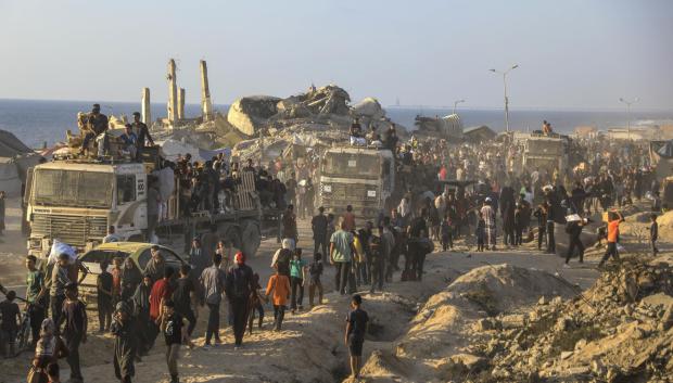 Centenares de palestinos acuden a los puntos de entrega de comida en Gaza