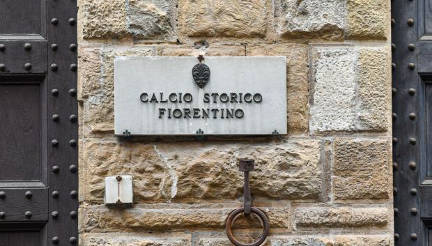 Signo del Calcio Storico Fiorentino, una forma temprana de fútbol que se originó durante la Edad Media en Italia.