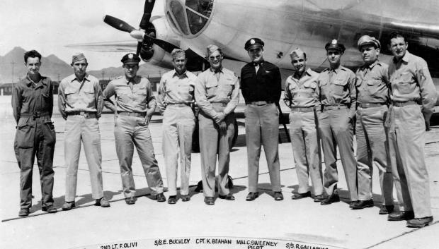 El 'Bockscar' y su tripulación, que lanzaron una bomba atómica Fat Man sobre Nagasaki.