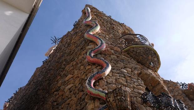 La serpiente que asciende la fachada del Capricho de Rillano