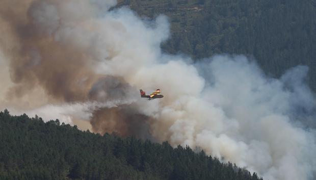 Un hidroavión arroja agua sobre el incendio en la parroquia de Cuiña, perteneciente al municipio lucense de Fonsagrada