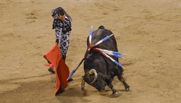 El diestro José María Manzanares con su primer toro durante el festejo taurino nocturno en Palma de Mallorca